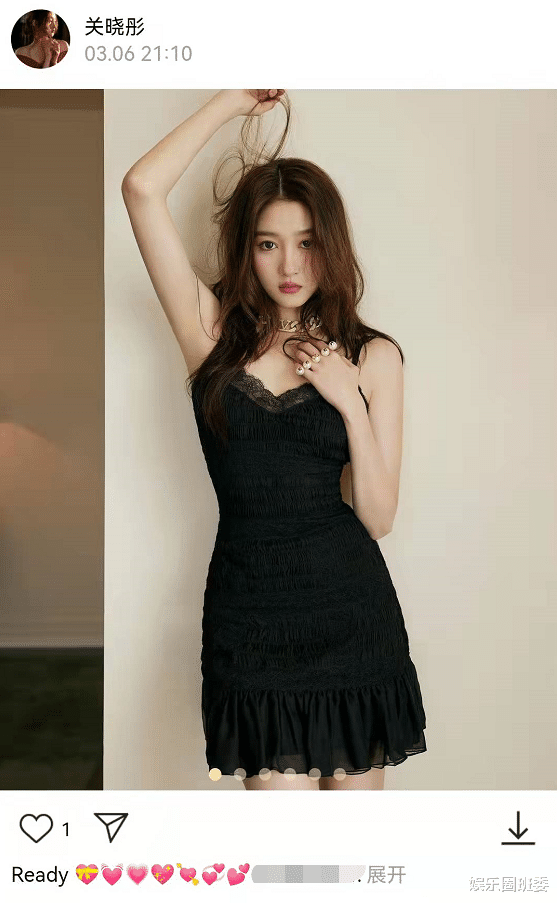 关晓彤|关晓彤穿黑丝短裙秀激吻妆，五颗大珍珠戒指抢镜，脸颊红润好幸福