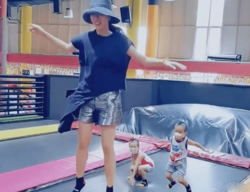 李思思|央视李思思健身太卖力!空中倒立劈叉脸通红,用万元手机显阔气