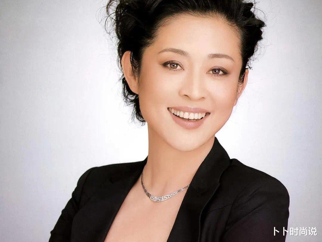 倪萍|62岁倪萍不认老，不惧脸上皱纹，牵手“小鲜肉”满面春风如俏姑娘