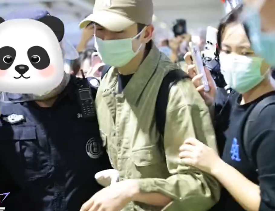 保安|知名男星张云龙机场劝架！一把抱住发飙壮汉保安，生怕互殴打伤人