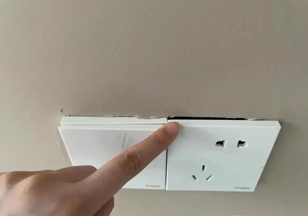 插座开孔稍不留神,就出现这3种情况,简直是拿我的智商在开玩笑