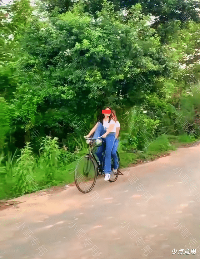 浙江:姐姐带妹妹骑车兜风,路遇帅哥直接跳车,后座妹妹差点摔倒