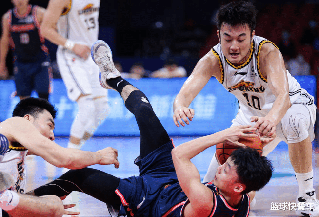 丛明晨|17分钟砍10分2板！辽宁替补席又冒1奇兵 他让杜锋很绝望！