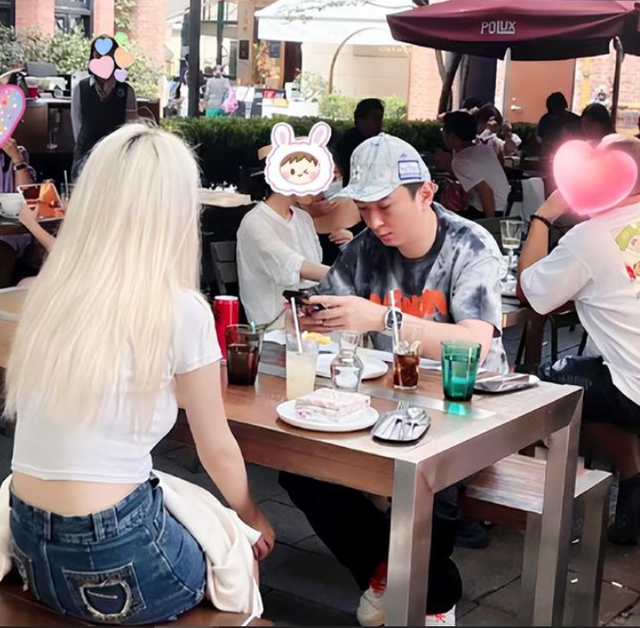王思聪|王思聪带女友慎婕餐厅吃饭，脸部浮肿亲密热聊