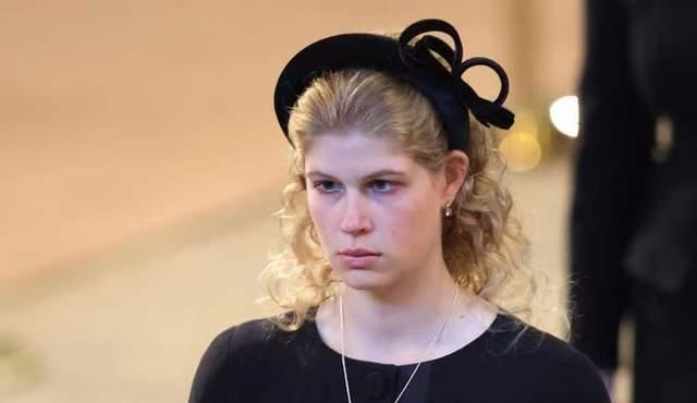 美颜|王室有女初长成！女王18岁孙女美翻了，身穿丧服都难掩盛世美颜