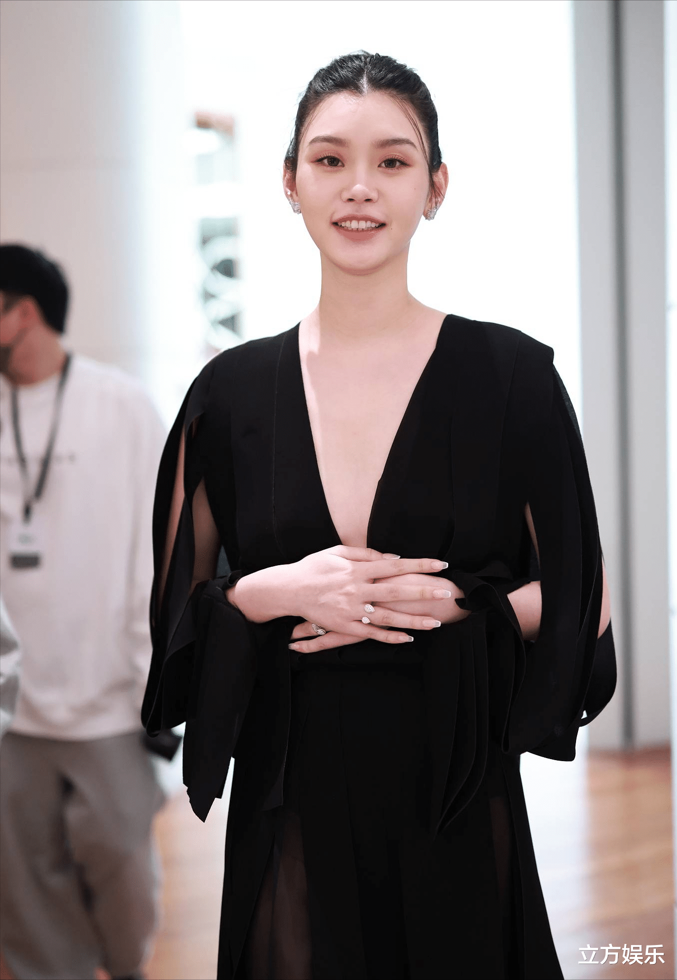 奚梦瑶|奚梦瑶产后复出，穿着深V黑裙参加活动，发际线还是很堪忧！