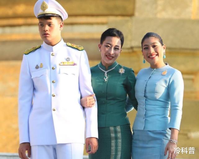 林心如|泰王三子女同框合影，两位公主笑容灿烂，提帮功为母忧心笑不出来