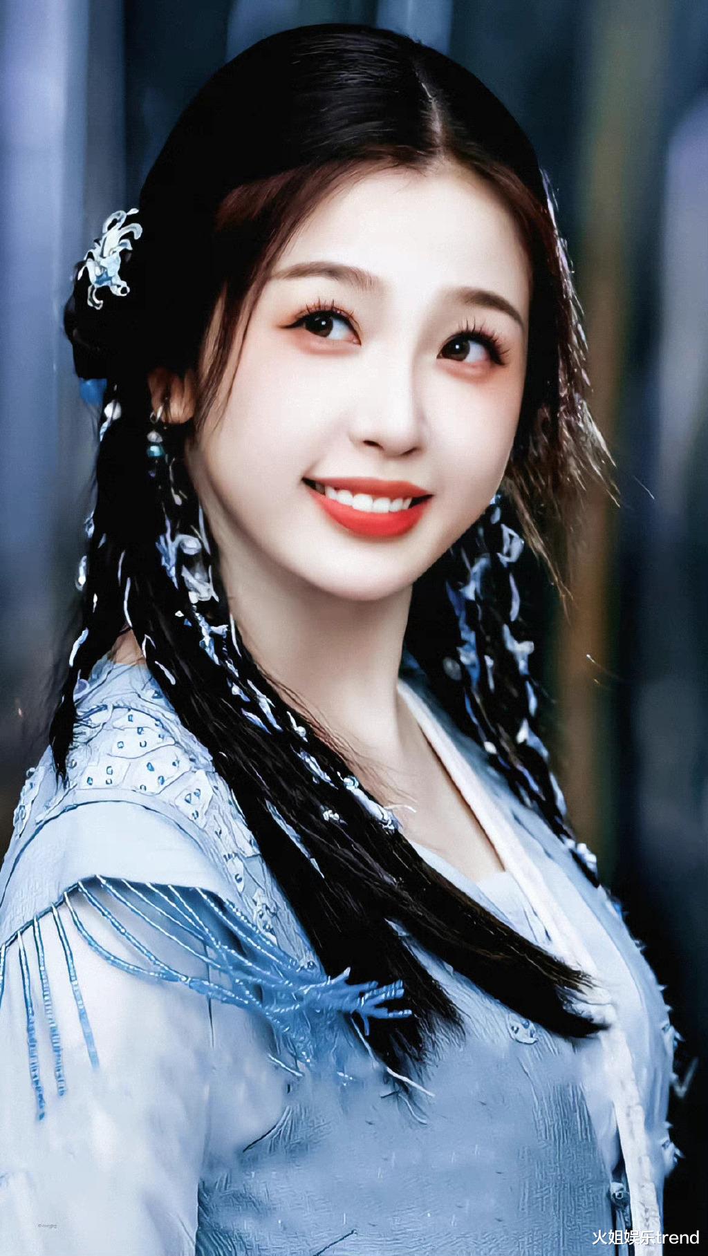 仙剑|仙剑六全员捧花杀青照曝光，女配角都比主角长得好看？