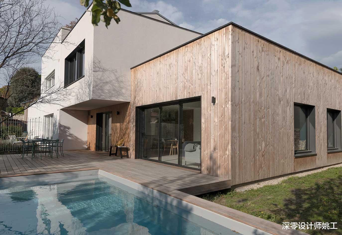 这个178㎡复式教科书式装修，原木和蓝色也很搭，户外还有个游泳池