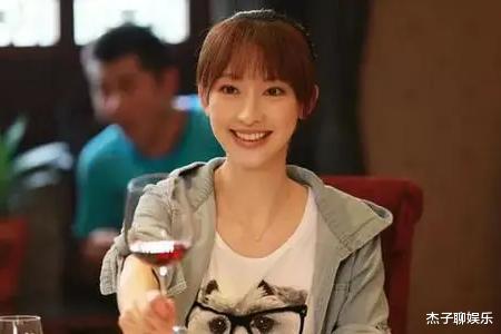 张俪|36岁张俪穿超短裙拍戏，天鹅颈大长腿很突出，至今还单身未婚