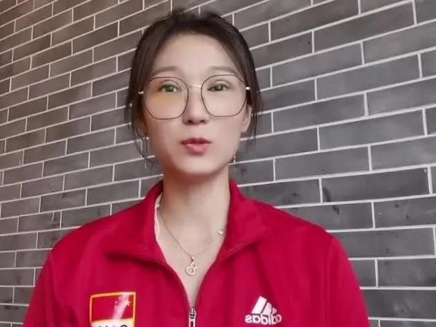 王梦洁|王梦洁戴黑框眼镜亮相！气质变优雅更具女人味，世联赛或成救赎战