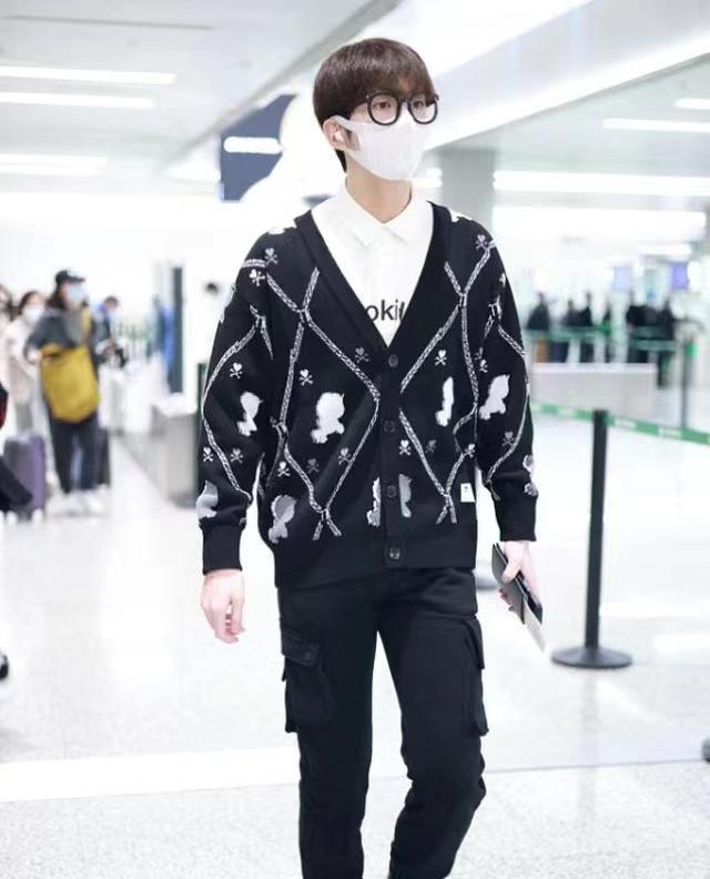 穿衣搭配|洪欣儿子越来越像生父莫少聪！罕见走机场，学院风打扮好帅