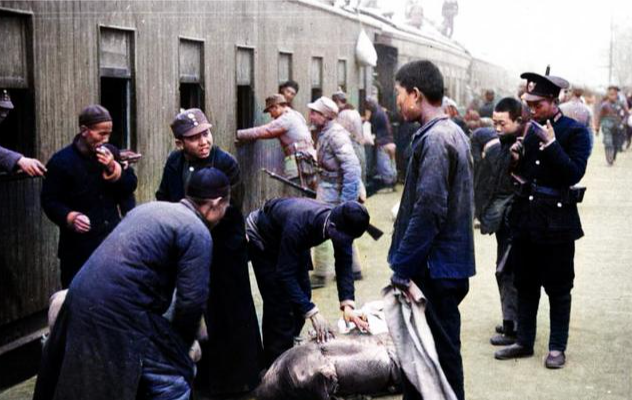 1943年的河南洛阳火车站，饥民逃难的场景让人泪目