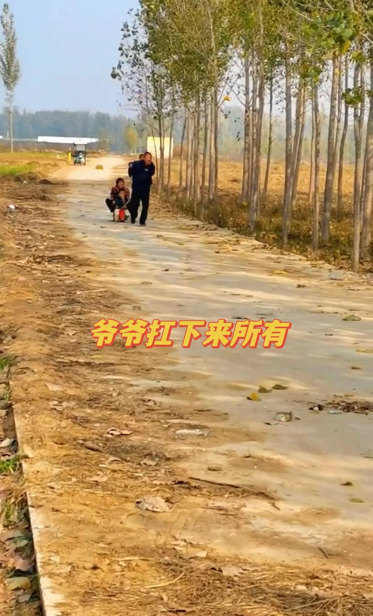 妈妈下班回家,路遇公婆带娃,画面温暖,网友:就是有点废爷爷