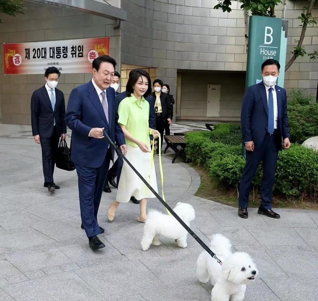 穿衣搭配 韩国第一夫人的美貌真不是盖的！50岁看着跟20似的，气质确实够绝