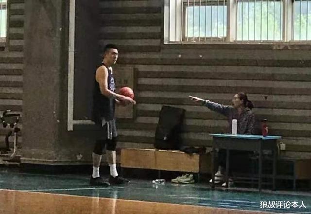 德约|八一男篮解散后！付豪脱胎换骨，队长无视骂名，浪潮退去谁在裸泳