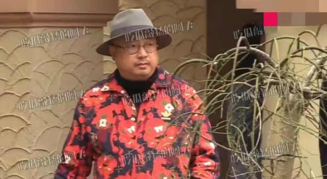 马伊琍|马伊琍罕与徐峥聚会！穿牛仔棉服似土妞，不如穿花棉袄的徐峥洋气