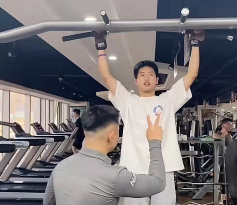 教练|孙悦陪孙卓去健身，二人身穿姐弟装惹人羡慕，孙卓教练也受到关注