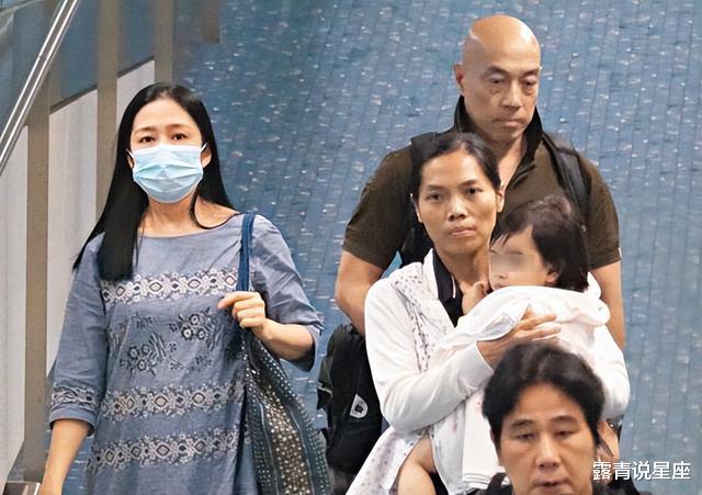 刘德华|刘德华妻女游迪士尼，朱丽倩发福难认两鬓白发，10岁女儿个高像爸