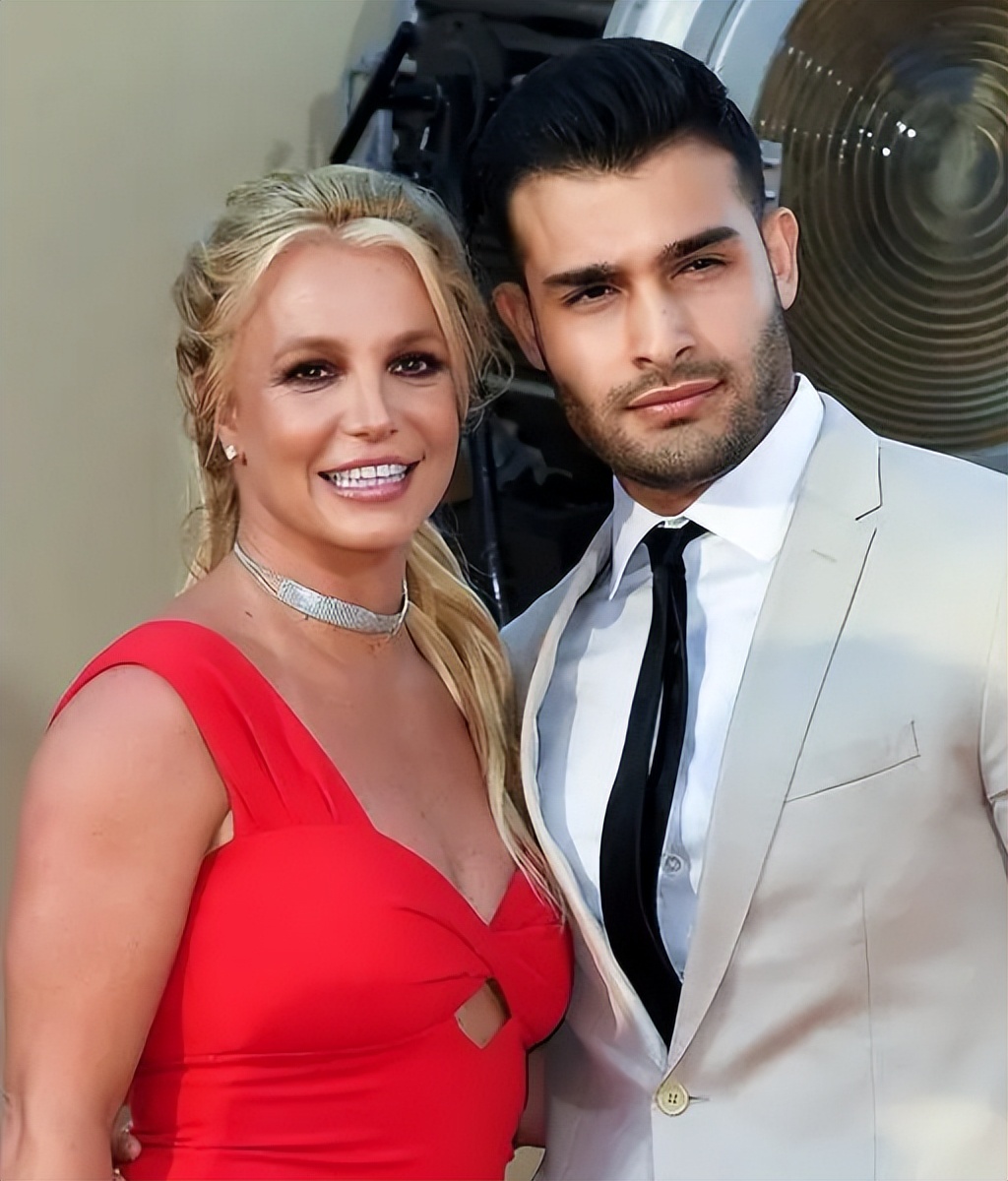 布兰妮·斯皮尔斯|40岁小甜甜布兰妮官宣怀孕，年仅28岁的男友称，将做好父亲一职