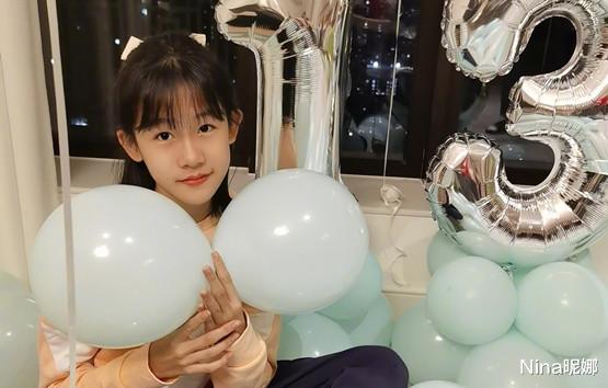 穿衣搭配|陆毅14岁女儿模样变化大！穿翻领留刀切刘海大长脸抢镜，被吐槽颜值拉垮