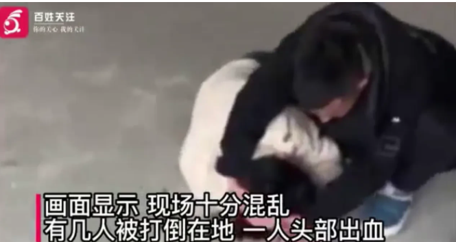 四川成都,某二手车交易市场内,市场方因要提前解除合同关系,与商户发生争执