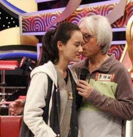 李坤城|爷孙恋女方疑怀孕，李坤城走路靠拐杖，林父爆料最初目标是姐姐