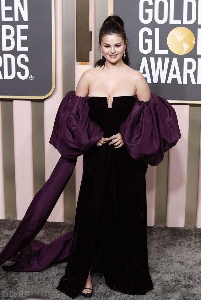 赛琳娜|赛琳娜-戈麦斯亮相红毯活动,穿紫色泡泡袖礼服身材微胖靓丽迷人