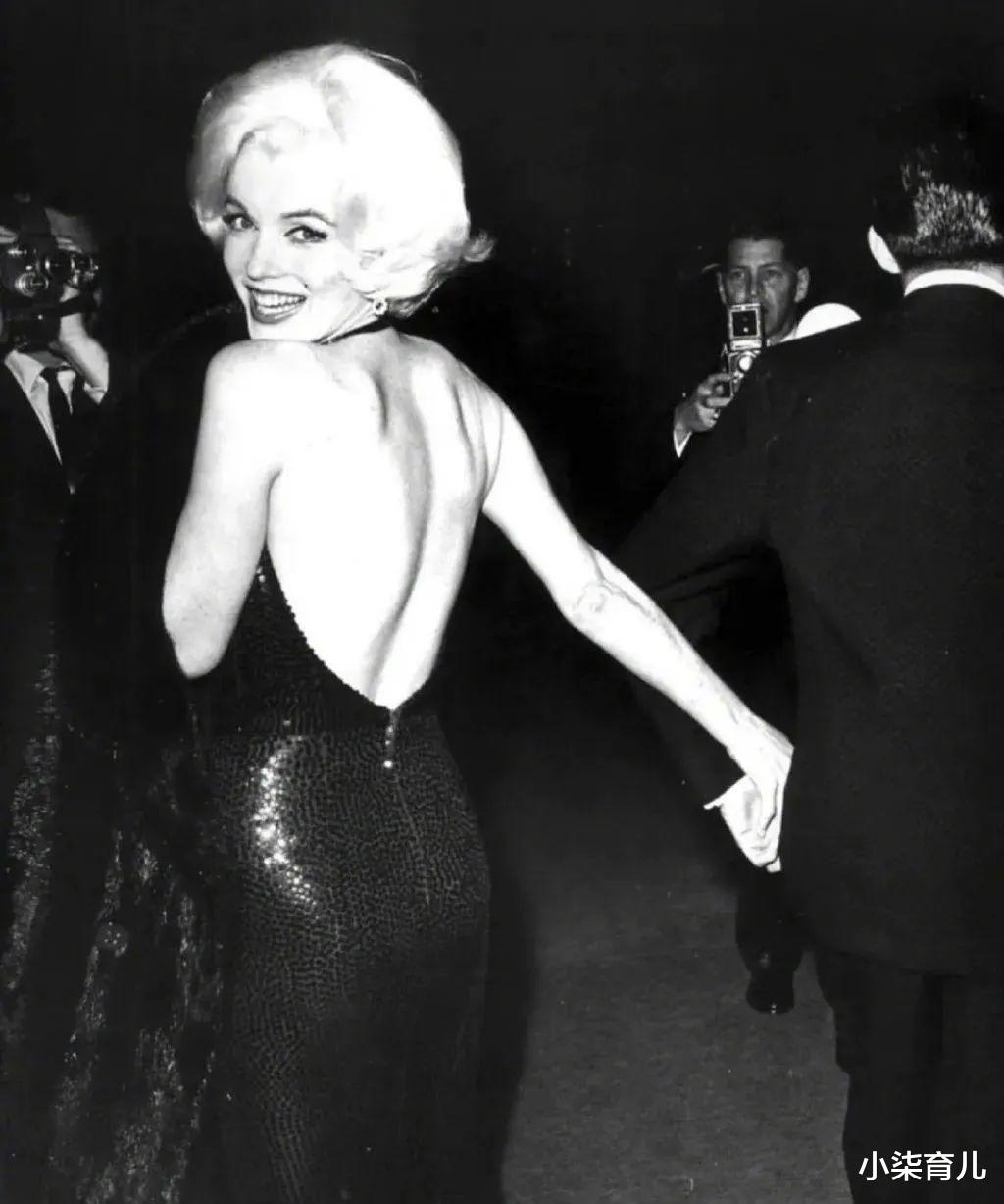 金·卡戴珊|卡戴珊礼服的拉链都拉不上，这就去走红毯了？