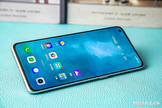 realme|realme压力倍增:2K顶级直屏+骁龙8,卖一个月降700元