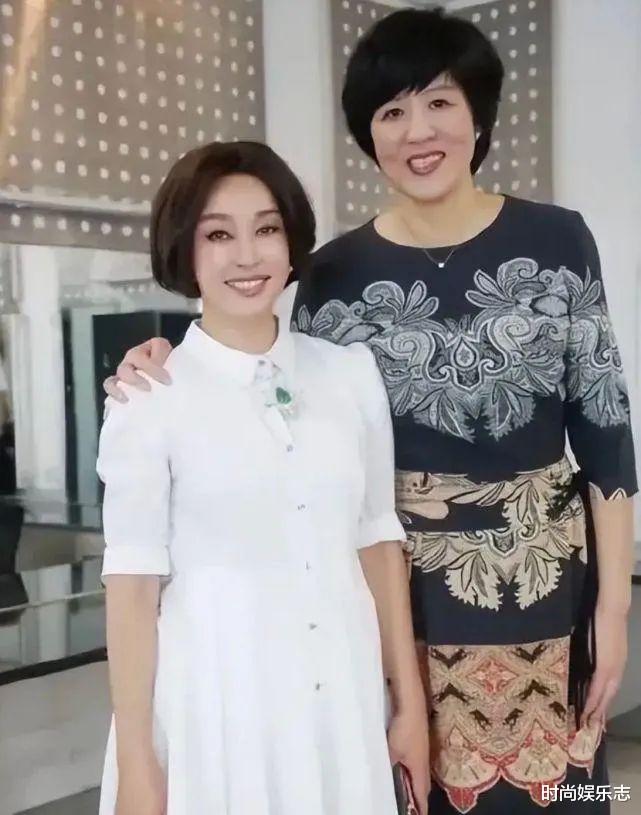 女人味|“铁榔头”郎平也有女人味！穿花裙比刘晓庆还优雅，自然美的力量