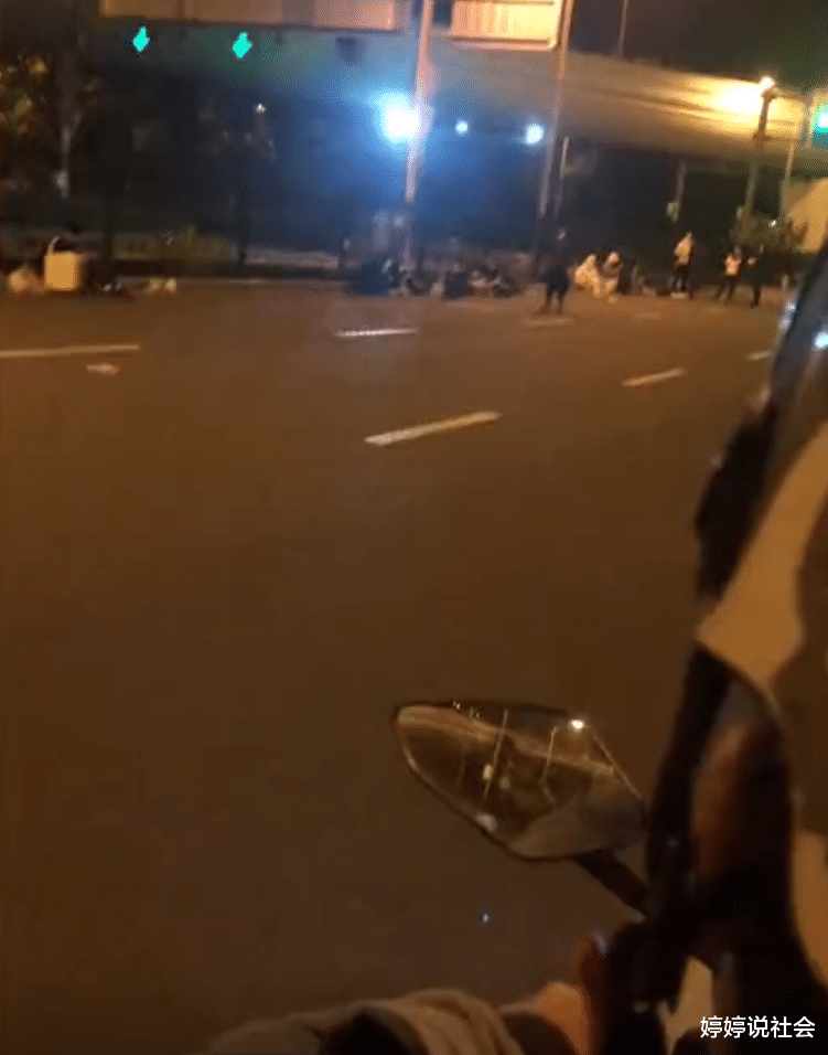 小伙离沪欲徒步20公里,安徽大哥骑车帮送车站,看街边现状心酸了