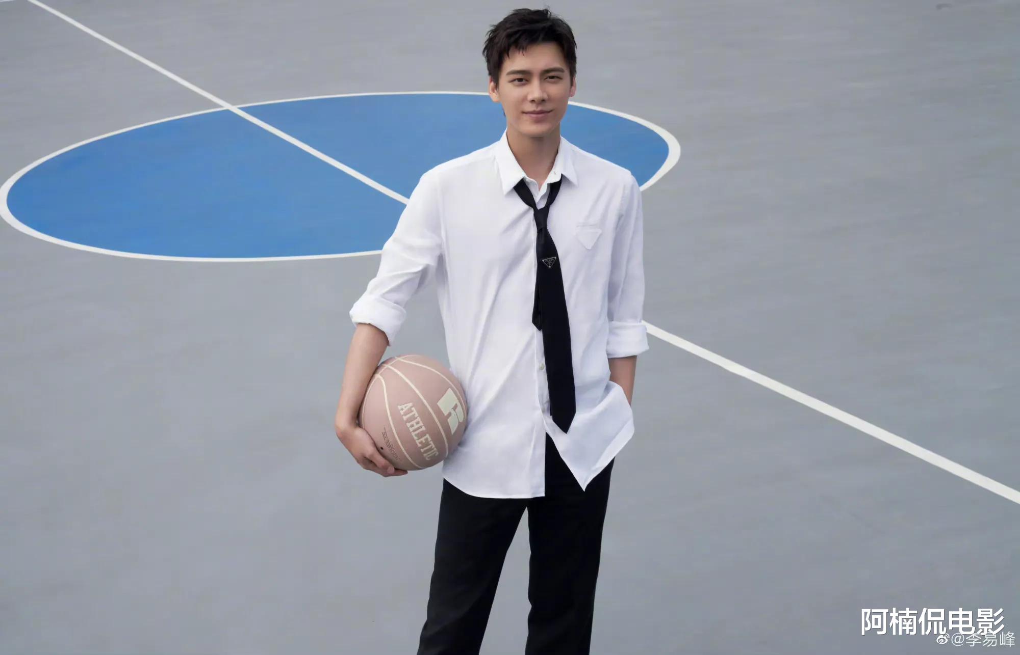 李易峰|李易峰最新照片,网友:还是那个校草