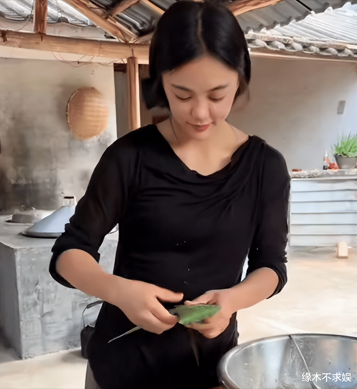 |樊小慧回归拍视频,和6岁儿子互动太心酸,房子破旧不堪太凌乱