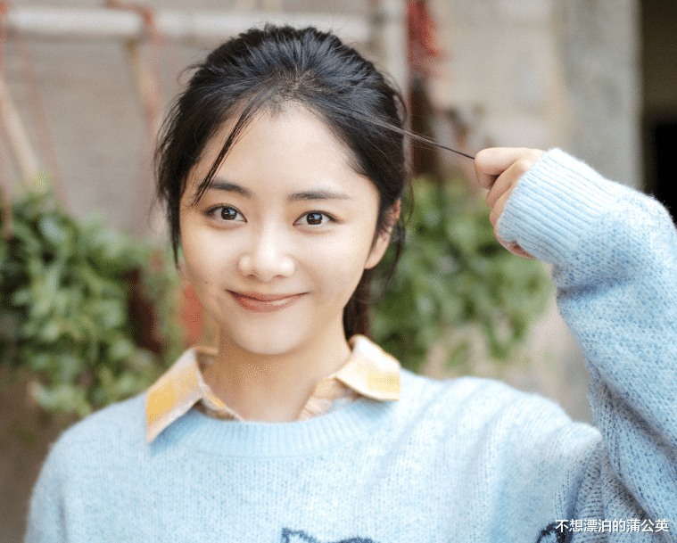 谭松韵|31岁谭松韵自拍状态超好,“歪头杀”慵懒范十足,粉色帆布鞋抢镜