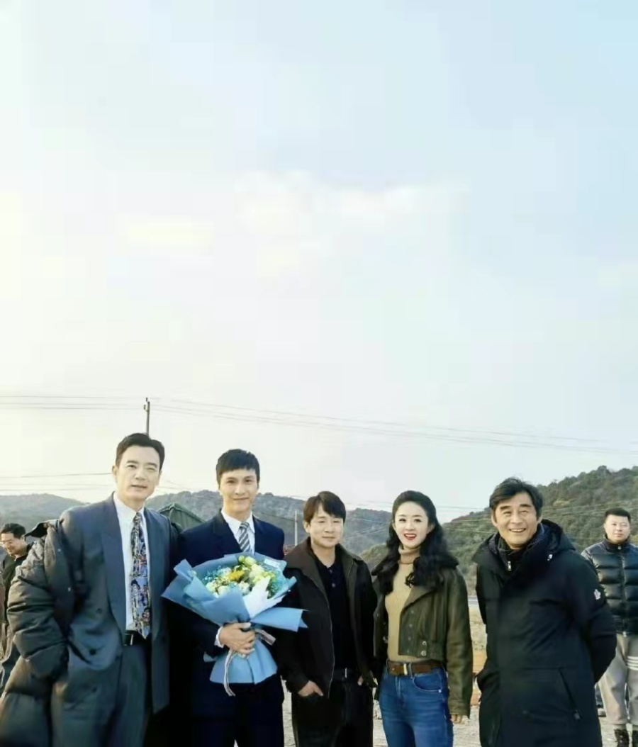 赵丽颖|赵丽颖新剧《野蛮生长》拍摄结束，和剧组人员的合照也来了！