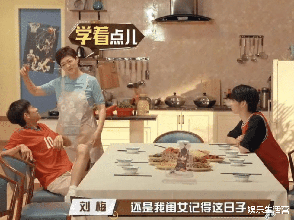 赵丽颖|赵丽颖《推理吧》路透曝光，挑染公主切搭配皮衣皮裤，造型酷飒