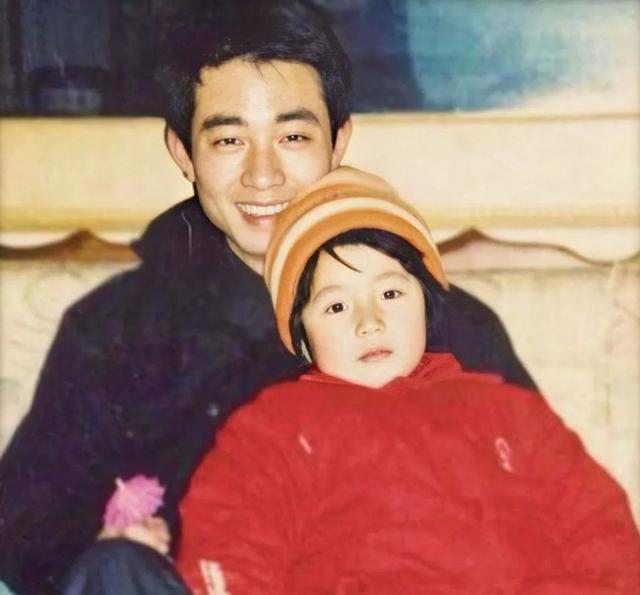 周雨彤|周雨彤家境首曝光，从小穿姐姐旧鞋！父母离异20多年，仍视对方为仇人