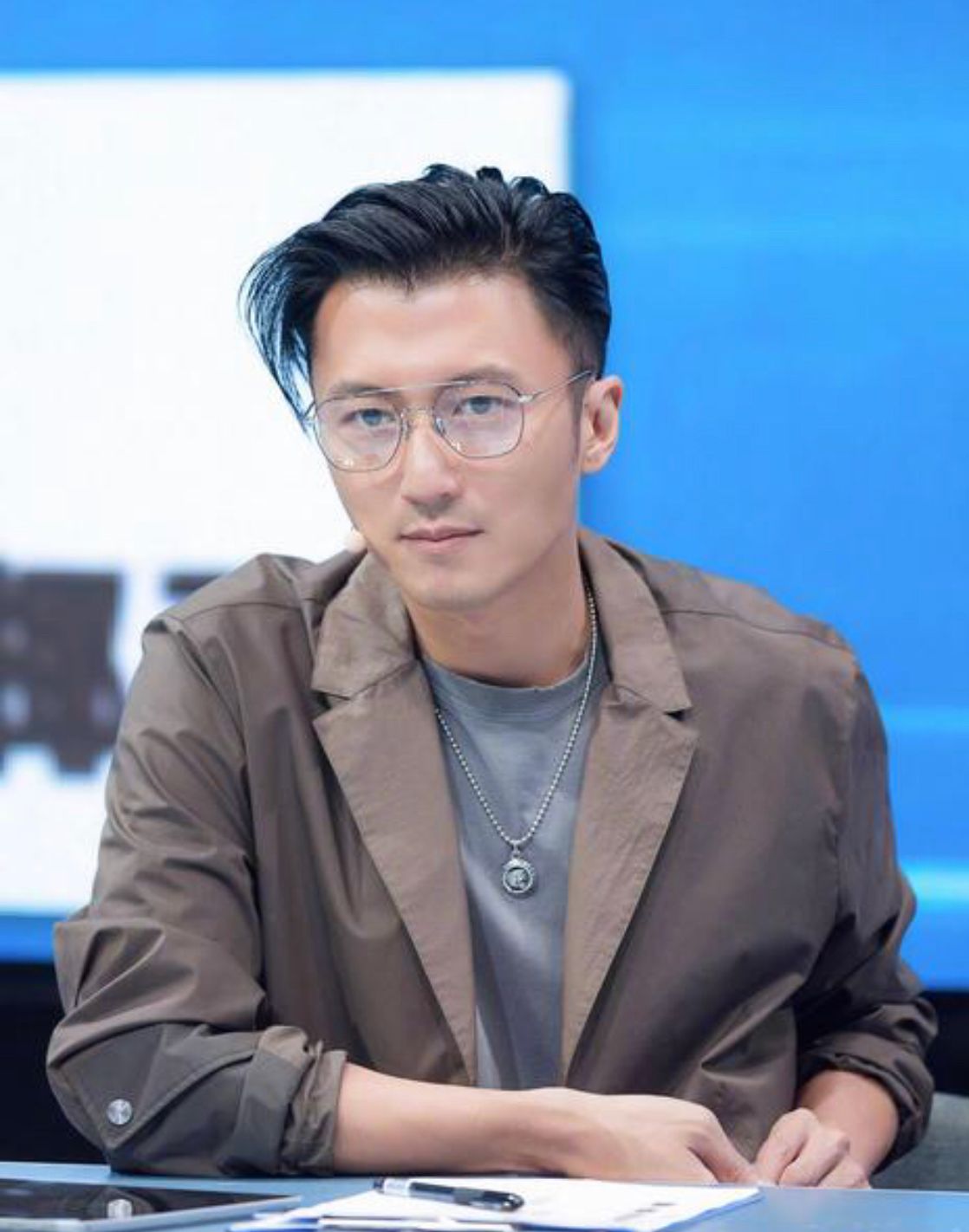 发型 男人过了40岁，这3种“发型”记得尽量避开，比你想象中更油腻