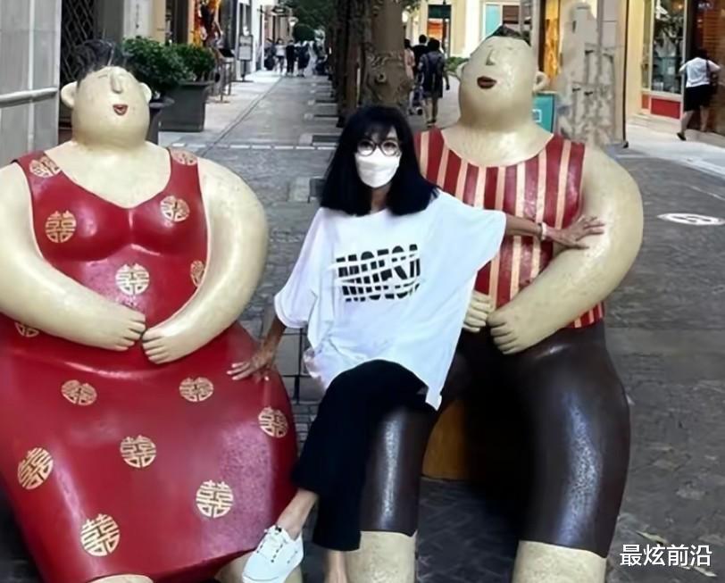 米雪都瘦成“竹竿”了，还敢穿松垮垮的衣服，不显身材没有美感