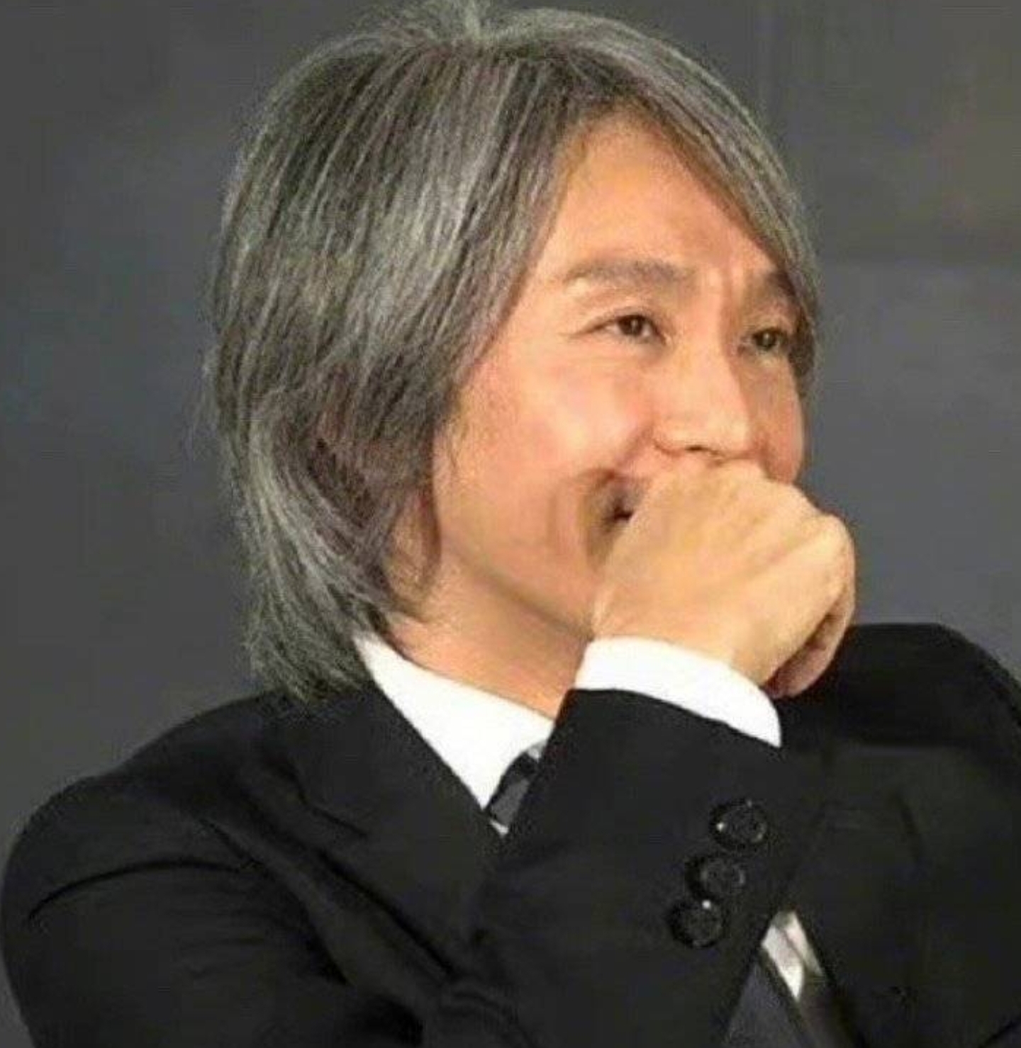 周星驰|60岁周星驰游艇后冲浪，穿紧身泳装身姿矫健，杨颖现身评论区互动