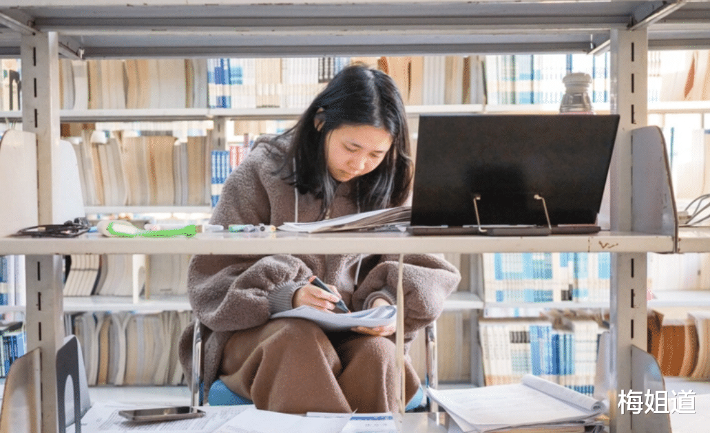 |现实版励志哥，某校大四生32门课近满分直博清华，和这个习惯有关