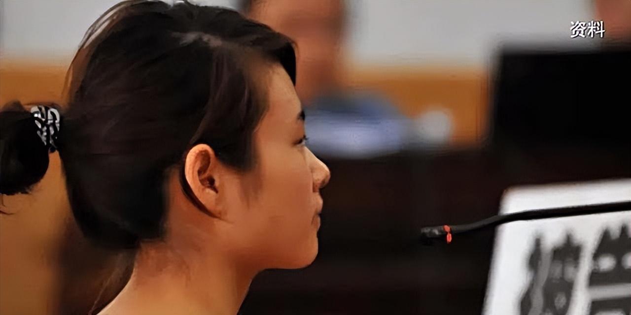 2009年,宾馆女服务员邓玉娇不堪骚扰而刺死官员,今已结婚生子