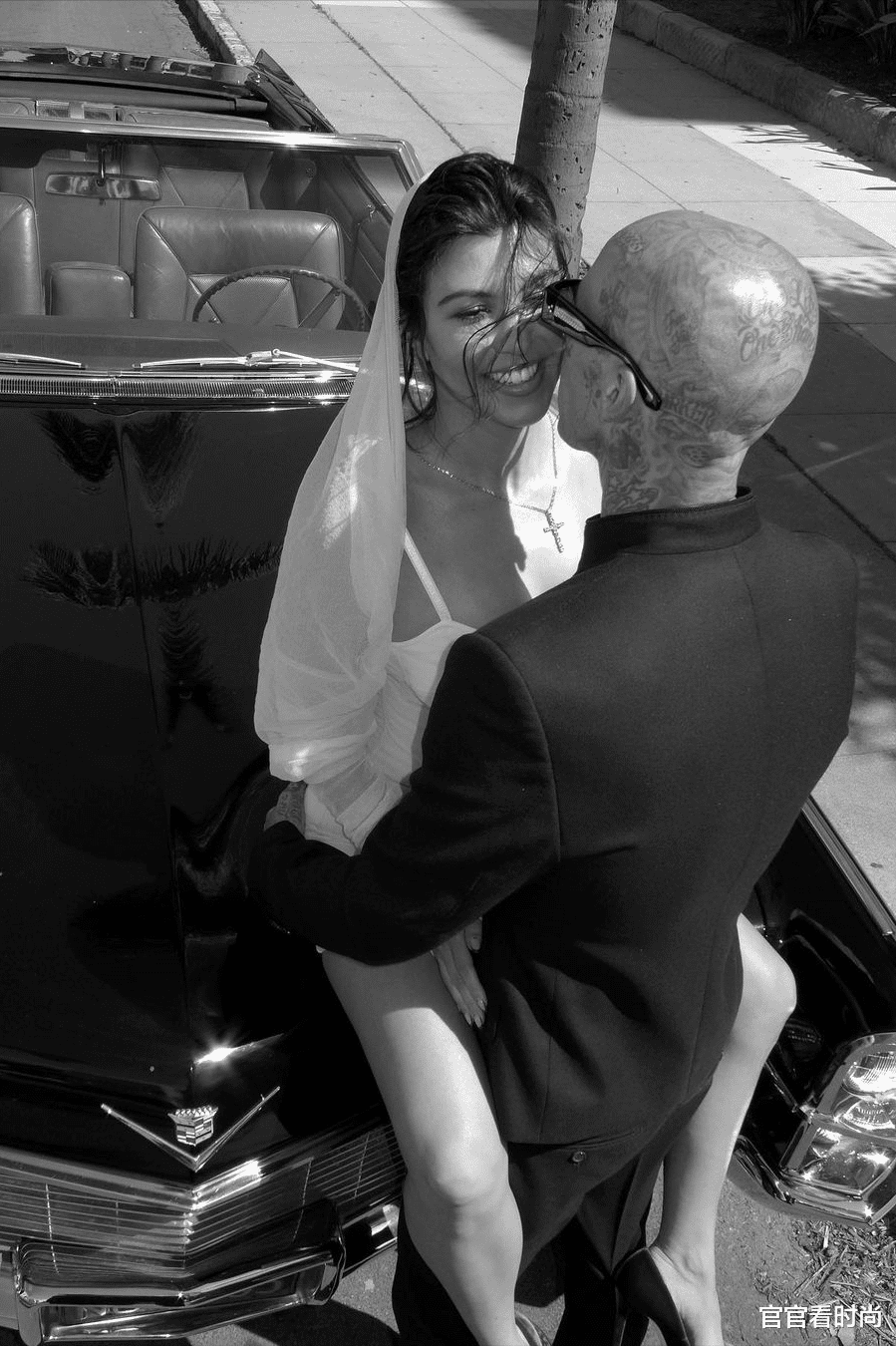 金·卡戴珊|考特尼·卡戴珊晒结婚照，穿吊带式短裙礼服，时尚感十足