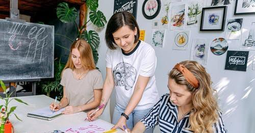 穿衣搭配|我国人才为何流失严重？47岁女高管道出背后心酸，原因很现实！