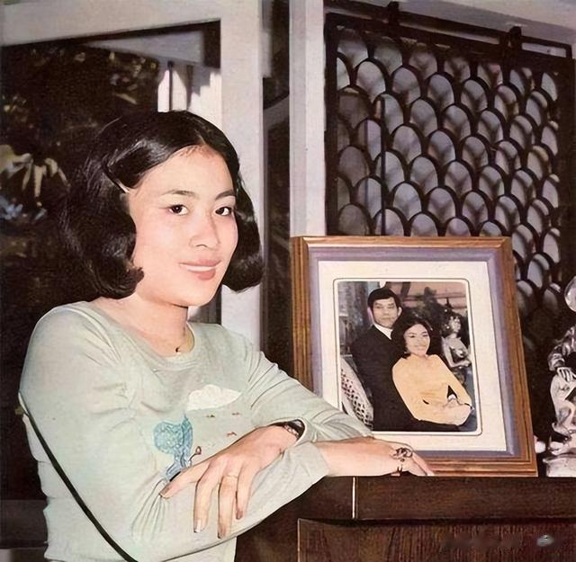 诗妮娜|身家百亿的风流泰王玛哈:豪掷亿元取悦后宫,让王后跪下为狗庆生