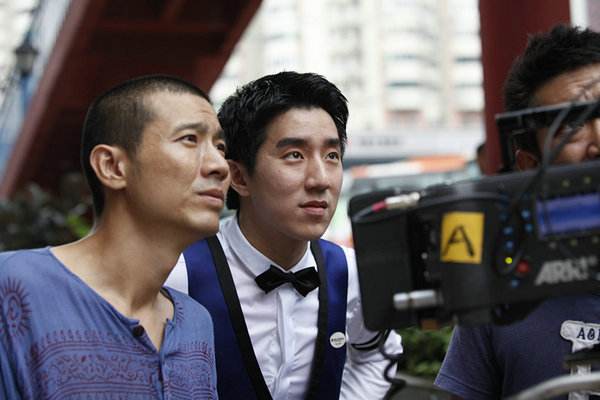 成龙|?68岁成龙北京逛商场，踩购物车滑行接地气，身边疑似房祖名