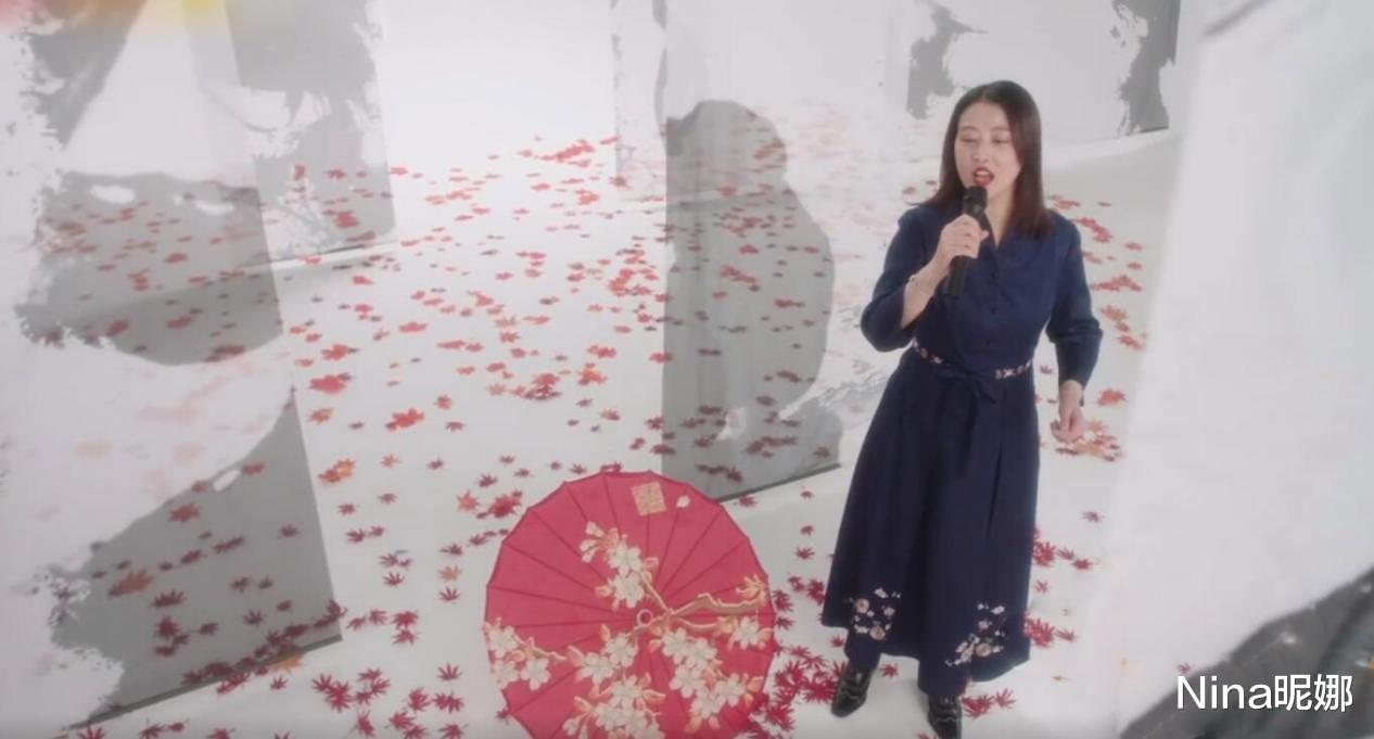 正式“复出”,周海媚穿长裙亮相香港回归25周年云歌会,唱老歌高调归来