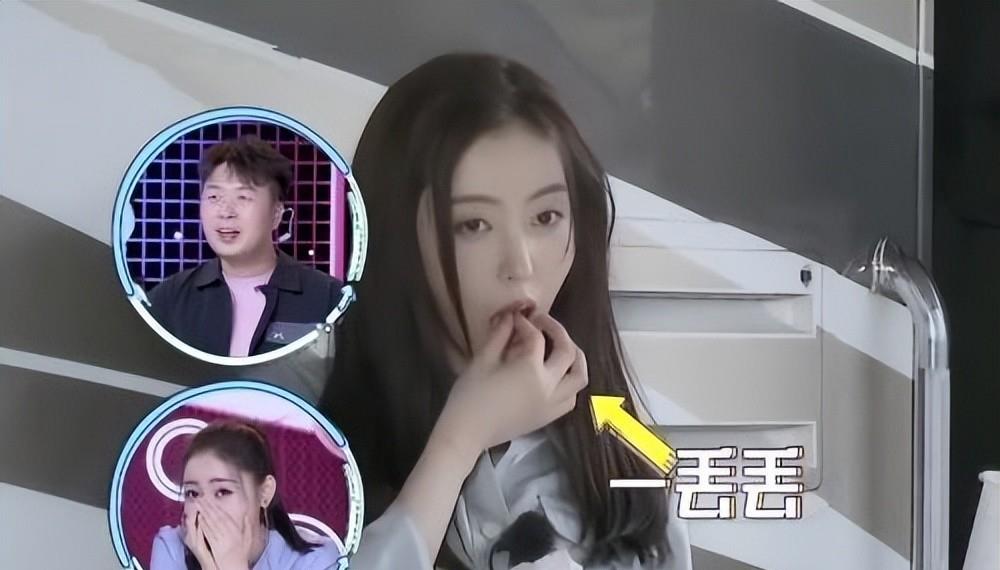 张天爱|张天爱穿细吊带玩性感，超低胸大秀事业线，裙子腰侧开洞肋骨明显