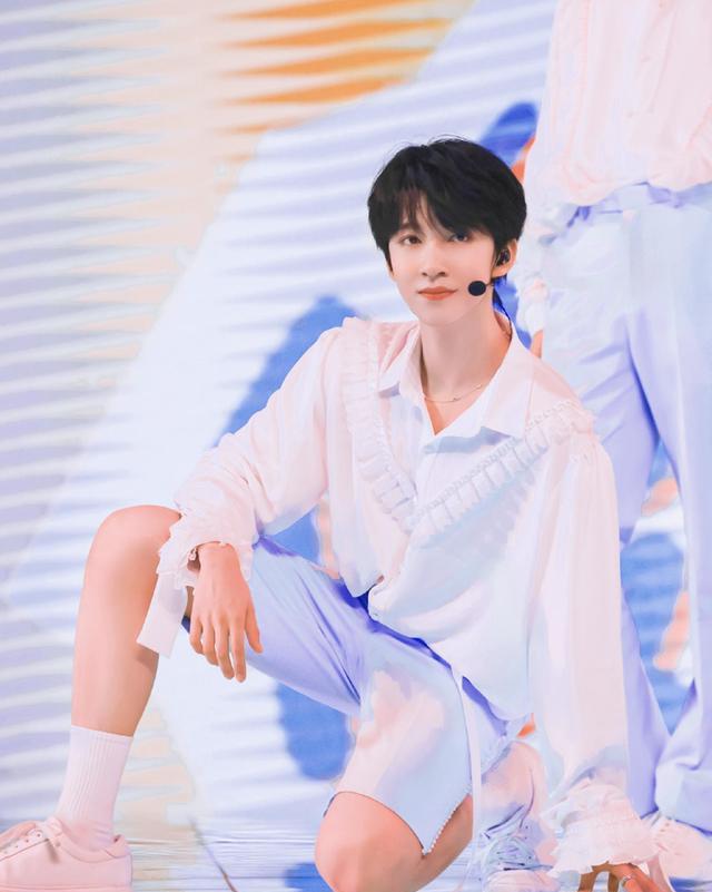 李飞给时代少年团开会,耀文犯困丁儿偷笑,贺儿全程配合老板